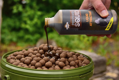 Attractant Dynamite Baits Peppered Squid 500ml - description 01