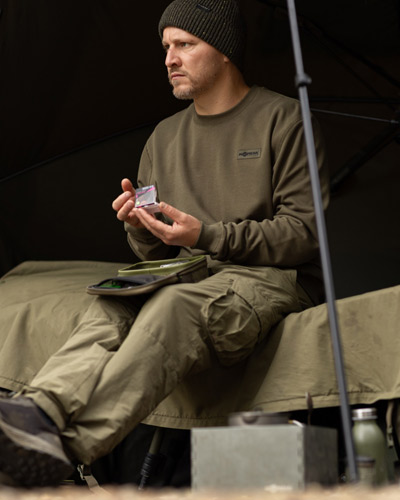 Sweat Korda Patch Crewneck Dark Olive - description 06